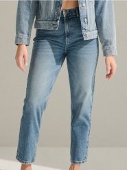 Jeansy mom fit - niebieski. Niebieskie jeansy damskie Sinsay, bez wzorów, z jeansu. Za 69.99 zł.