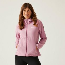 Regatta AREC III — damska kurtka softshell, wiatro- i wodoodporna. Czerwone kurtki sportowe damskie Regatta, bez wzorów, z elastanu, bez ramiączek, trekkingowe. Za 317.95 zł.