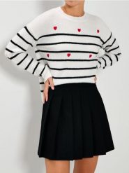 Sweter w paski i serca - biały. Białe swetry nierozpinane damskie Sinsay, l, bez wzorów, bez kołnierzyka, bez ramiączek. Za 49.99 zł.