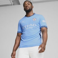 Koszulka piłkarska Puma Manchester City domowa sezon 24/25. Bluzki damskie Puma, s, bez wzorów, z materiału, sportowe, bez kołnierzyka, bez ramiączek. Za 279.99 zł.