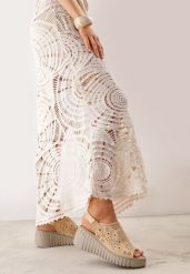 Ciemnobeżowe Sandały VICES na Koturnie z Ażurowymi Wycięciami w Kwiaty Salaphis. Brązowe sandały damskie Born2be, w ażurowe wzory, bez obcasa, na koturnie, bez zapięcia. Za 109.99 zł.