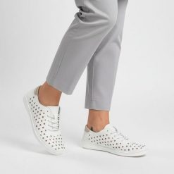 Półbuty damskie S.Barski, cholewka ze skóry naturalnej gładkiej z perforacją na całej powierzchni klasyczne sznurowanie zaokrąglony nosek niski fason. Białe półbuty damskie S.BARSKI, na co dzień, s, bez wzorów, z jeansu, eleganckie, bez kołnierzyka, bez ramiączek, dopasowane. Za 189.00 zł.