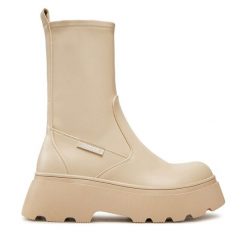Botki Guess. Brązowe botki damskie Guess, z aplikacjami, bez obcasa, na płaskiej podeszwie, bez zapięcia. Za 669.99 zł.