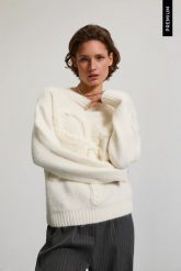 Sweter oversize biały. Białe swetry nierozpinane damskie MOODO, l, bez wzorów, z elastanu, bez kołnierzyka, bez ramiączek. Za 159.99 zł.