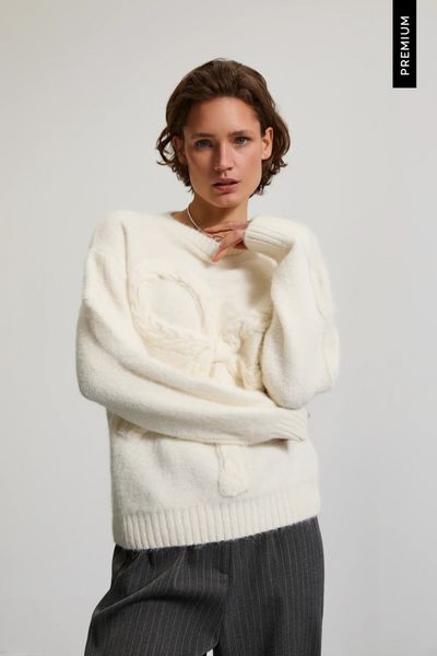 Sweter oversize biały. Białe swetry nierozpinane damskie MOODO, l, bez wzorów, z elastanu, bez kołnierzyka, bez ramiączek. Za 159.99 zł.