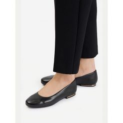 Baleriny Lasocki. Czarne balerinki damskie Lasocki, bez wzorów, bez obcasa, bez zapięcia. Za 149.99 zł.