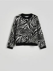 Sweter w zwierzęcy wzór - wielobarwny. Swetry nierozpinane damskie Reserved, l, bez wzorów, z dzianiny, bez kołnierzyka, bez ramiączek. W wyprzedaży za 79.99 zł.