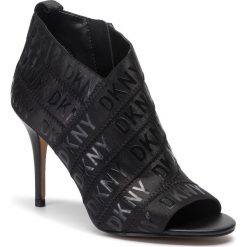 Szpilki DKNY - Issa K2946828 Black. Czarne szpilki damskie DKNY, bez wzorów, z materiału, bez obcasa, na obcasie, bez zapięcia. Za 649.00 zł.