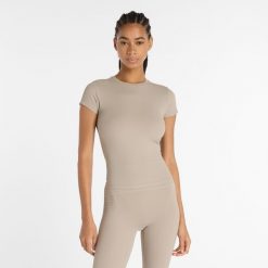Koszulka damska New Balance WT53125ADS – beżowa. Brązowe bluzki damskie New Balance, xl, z aplikacjami, z materiału, bez kołnierzyka, bez ramiączek. Za 229.99 zł.