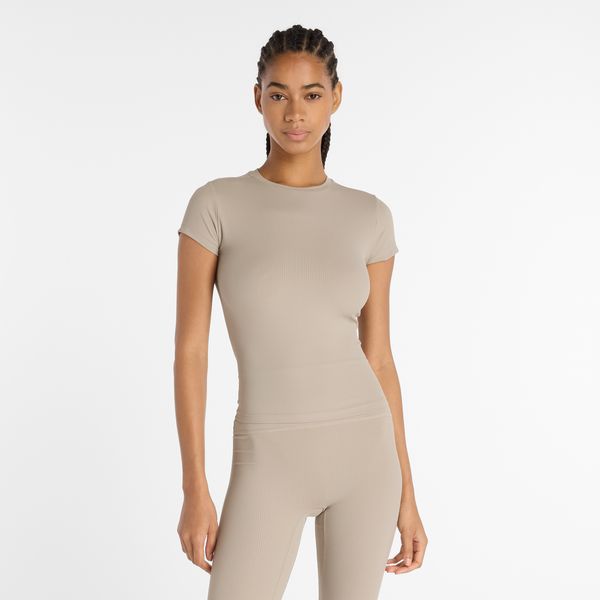 Koszulka damska New Balance WT53125ADS – beżowa. Brązowe bluzki damskie New Balance, m, z aplikacjami, z materiału, bez kołnierzyka, bez ramiączek. Za 159.99 zł.