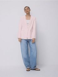 Jednorzędowa marynarka - pastelowy róż. Czerwone marynarki i żakiety damskie Reserved, bez wzorów, z tkaniny, bez kołnierzyka, bez ramiączek. Za 199.99 zł.