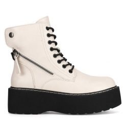 Botki DeeZee. Brązowe botki damskie DeeZee, bez wzorów, bez obcasa, na płaskiej podeszwie, bez zapięcia. Za 199.99 zł.