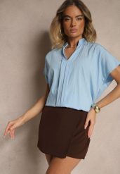 Jasnoniebieska Bluzka Oversize z Wiskozą o Kroju Nietoperz z Dekoltem w Serek Davithiel. Niebieskie bluzki damskie Renee, bez wzorów, z jeansu, eleganckie, bez kołnierzyka, bez ramiączek. Za 49.99 zł.