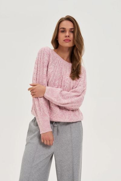 Sweter z ozdobnym splotem różowy. Czerwone swetry nierozpinane damskie MOODO, l, bez wzorów, ze splotem, bez kołnierzyka, bez ramiączek. Za 119.99 zł.