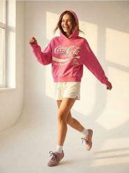 Bluza hoodie z napisem Coca Cola - różowy. Czerwone bluzy damskie Sinsay, l, bez wzorów, bez ramiączek, bez kaptura. Za 59.99 zł.