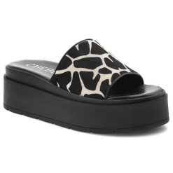 Czarne Klapki Chebello Stylowe Obuwie Damskie Na Platformie Żyrafa. Czarne klapki damskie CheBello, na lato, bez wzorów, ze skóry, eleganckie, bez obcasa, na platformie, bez zapięcia. Za 329.00 zł.