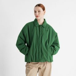 Kurtka damska New Balance WJ43506NWG – zielona. Zielone kurtki sportowe damskie New Balance, xs, bez wzorów, z materiału, bez ramiączek, bez kaptura. Za 299.99 zł.