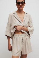 Krótkie szorty z lnem w kolorze SAND PEARL - ARCOS-XS. Szorty damskie Marsala, bez wzorów, ze lnu. Za 179.90 zł.