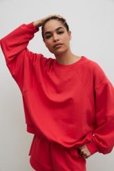 Bluza damska z przeszyciami w kolorze HIBISCUS RED - NORD-UNI. Czerwone bluzy damskie Marsala, m, bez wzorów, z bawełny, bez ramiączek, bez kaptura. Za 319.90 zł.