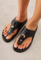 Czarne Klapki Typu Japonki Ozdobione Frędzlami Elinryss. Czarne klapki damskie Born2be, na lato, bez wzorów, boho, bez obcasa, na płaskiej podeszwie, bez zapięcia. Za 79.99 zł.