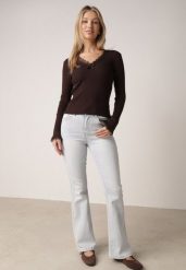 Niebieskie Jeansy Typu Dzwony z Bawełną i Wysokim Stanem Nesanthe. Niebieskie jeansy damskie Born2be, bez wzorów, z bawełny, eleganckie, z podwyższonym stanem. Za 119.99 zł.