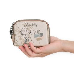 Portfel damski Anekke, z ozdobnym nadrukiem i metalowym logo zapinany na suwak wyposażony w przegrody na karty kieszeń na monety oraz miejsce na bank. Brązowe portfele damskie Anekke. Za 109.00 zł.