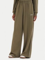 Adidas Spodnie dresowe Seasonal Essentials Colorpop KV6864 Zielony ciemny Wide Fit. Zielone spodnie dresowe damskie Adidas, bez wzorów, z bawełny. Za 239.99 zł.