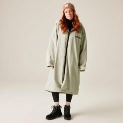 Unisex dla dorosłych wodoodporny szlafrok do zmiany. Brązowe szlafroki damskie Regatta, bez wzorów, bez ramiączek, bez kaptura. W wyprzedaży za 608.20 zł.