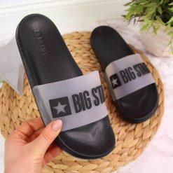 Klapki sportowe basenowe czarne Big Star FF274A200. Czarne klapki damskie BIG STAR, bez wzorów, z tworzywa sztucznego, retro, bez obcasa, bez zapięcia. Za 71.99 zł.