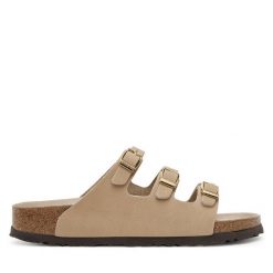 Klapki Birkenstock. Brązowe klapki damskie Birkenstock, bez wzorów, bez obcasa, bez zapięcia. Za 459.99 zł.