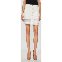 Desigual - Spódnica. Białe spódnice damskie Desigual, na co dzień, bez wzorów, z bawełny, casualowe, mini, proste. W wyprzedaży za 169.90 zł.