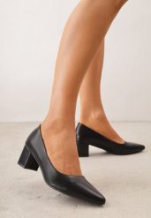 Czarne Skórzane Czółenka VICES na Słupkowym Obcasie Nerilise. Czarne czółenka damskie Renee, bez wzorów, z materiału, z otwartym noskiem, bez obcasa, na słupku, bez zapięcia. Za 149.99 zł.