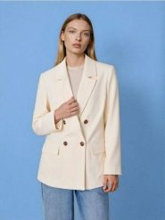 Żakiet dwurzędowy z rozcięciami z tyłu - żółty. Żółte marynarki i żakiety damskie Sinsay, bez wzorów, bez kołnierzyka, bez ramiączek. Za 79.99 zł.