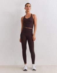 Damskie legginsy wysokostanowe uciskowe invisible scrunch Sculpting brązowe. Brązowe legginsy damskie Aim'n, bez wzorów, z elastanu. Za 524.00 zł.