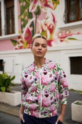 Rozpinana bluza w kwiaty różowa. Czerwone bluzy damskie MOODO, l, bez wzorów, z bawełny, bez ramiączek, bez kaptura. Za 149.99 zł.