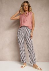 Fioletowe Bawełniane Spodnie z Kieszeniami Zdobione Geometrycznym Printem Lisariella. Fioletowe spodnie materiałowe damskie Renee, z aplikacjami, z bawełny, eleganckie. Za 29.99 zł.