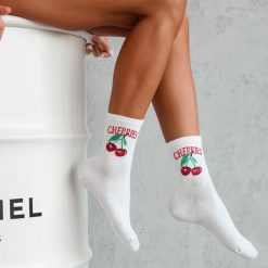 Białe skarpetki damskie cherries 1171. Białe skarpetki damskie Milena, bez wzorów, z bawełny. Za 15.90 zł.