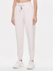 Guess Spodnie dresowe Logo W4RB46 KBYE2 Różowy Regular Fit. Czerwone spodnie dresowe damskie Guess, z aplikacjami, z dresówki. Za 269.99 zł.
