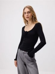 Sweter z wiskozą - czarny. Czarne swetry nierozpinane damskie Reserved, l, bez wzorów, z dzianiny, bez kołnierzyka, bez ramiączek. W wyprzedaży za 49.99 zł.