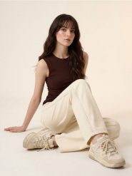 Jeansy wide leg mid waist z dekoracyjnym warkoczem na nogawce - kremowy. Białe jeansy damskie Sinsay, bez wzorów, z jeansu. Za 69.99 zł.