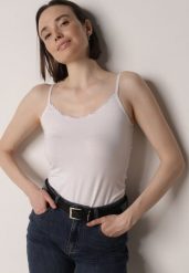 Biały Bieliźniany Top z Bawełny Ozdobiony Koronkową Lamówką Bervina. Białe topy damskie Born2be, m, bez wzorów, z bawełny, klasyczne, bez kołnierzyka, bez ramiączek. Za 29.99 zł.