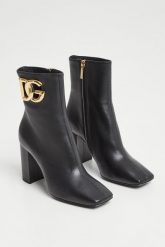 Botki damskie DOLCE & GABANA. Botki damskie Dolce & Gabbana, bez wzorów, bez obcasa, bez zapięcia. W wyprzedaży za 4,829.25 zł.