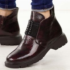 Bordowe lakierowane botki damskie M.Daszyński 2501-10. Czerwone botki damskie M.Daszyński, na jesień, bez wzorów, z jeansu, biznesowe, z okrągłym noskiem, bez obcasa, bez zapięcia. W wyprzedaży za 179.10 zł.