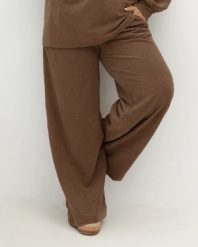 Oversizowe prążkowane spodnie Good Day Ahead na gumce z kieszeniami w kolorze kakao/ciepły brąz Plus Size Oversize. Białe spodnie dresowe damskie Moda Size Plus Iwanek, bez wzorów, z dresówki, biznesowe, długie. Za 199.90 zł.