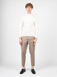Takeshy Kurosawa Sweter | 83476 | Maglia Lupetto Calato Lana | Mężczyzna | Kremowy. Białe swetry męskie Takeshy Kurosawa, m, bez wzorów, z dzianiny, bez kołnierzyka, bez ramiączek. W wyprzedaży za 369.00 zł.