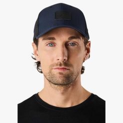 Czapka z daszkiem Unisex Swedemount Nordkap Trucker Cap II. Niebieskie czapki damskie SWEDEMOUNT, bez wzorów, sportowe. Za 79.99 zł.