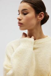 Sweter oversize z bufiastymi rękawami w kolorze BUTTER YELLOW - RIVERO. Żółte swetry nierozpinane damskie Marsala, na lato, bez wzorów, z wełny, bez kołnierzyka, bez ramiączek. Za 249.90 zł.