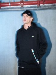 4F Bluza dresowa regular z kapturem męska - czarna S. Czarne bluzy męskie 4F, m, bez wzorów, z dresówki, z kapturem. Za 249.99 zł.