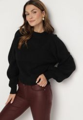 Czarny Sweter Półgolf z Wiskozą i Ozdobnym Splotem na Rękawach Sinovira. Czarne swetry nierozpinane damskie Born2be, na zimę, bez wzorów, z wiskozy, bez kołnierzyka, bez ramiączek. Za 109.99 zł.