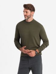 Półgolf dzianinowy męski z wiskozą ciemnooliwkowy V7 OM-SWTN-0100 XL. Zielone bluzy męskie Ombre, m, bez wzorów, z dzianiny, bez ramiączek, bez kaptura. Za 121.01 zł.